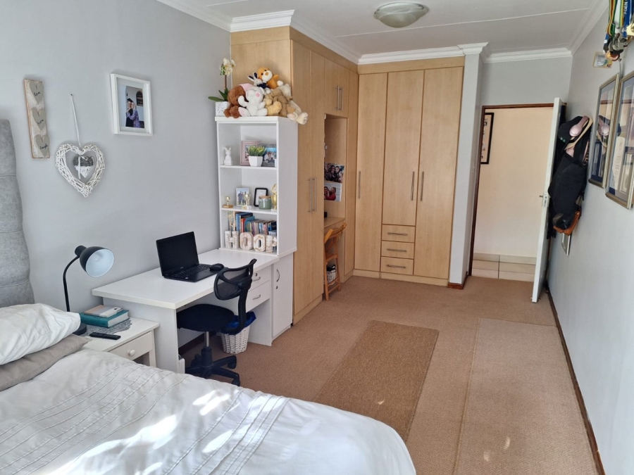 6 Bedroom Property for Sale in Bayview Western Cape